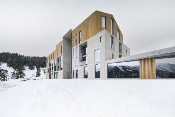 Первый панорамный отель по системе SKI-IN/SKI -OUT, построенный по проекту международной арх. студии Chado открылся  в Архызе