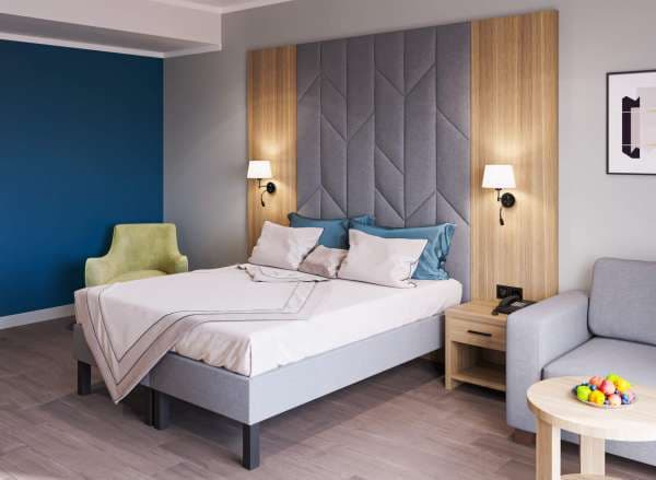 Изголовье кровати в отеле выполняет множество функций.