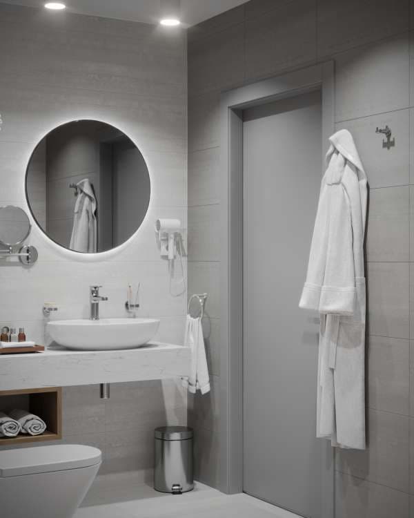 Санузловые двери в гостиничных номерах.