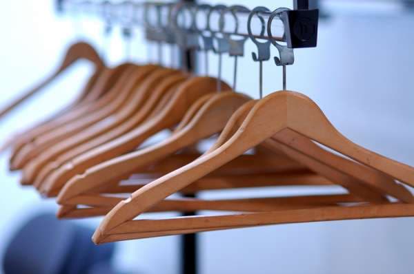 Как  побудить клиентов не брать с собой плечики?